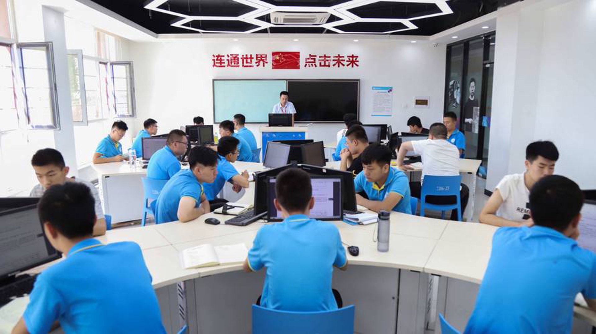 企业建站选购指南：打造专属品牌的利器